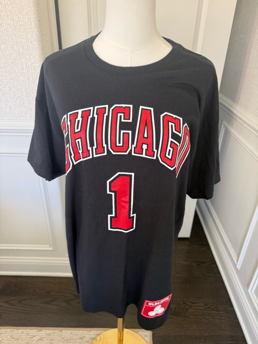 Gildan Derrick Rose 2026 Black Tee with Red Chicago Graphic and Number 1 Large
